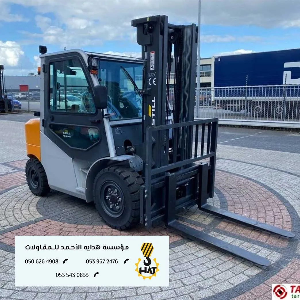 رافعة شوكية (فوركلفت) صفراء تعمل في مستودع واسع بالرياض