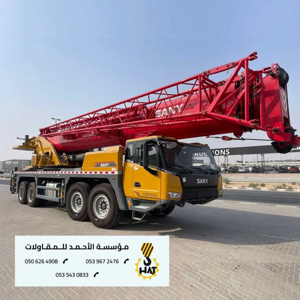 كرين متنقل (رافعة) ضخم يرفع هيكل معدني في مشروع بناء في الرياض