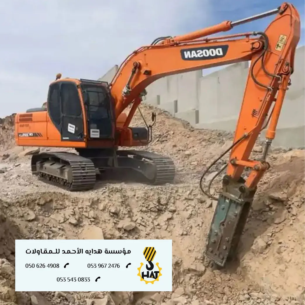 بكلين (حفار) أصفر يقوم بالحفر في موقع إنشاء بالرياض