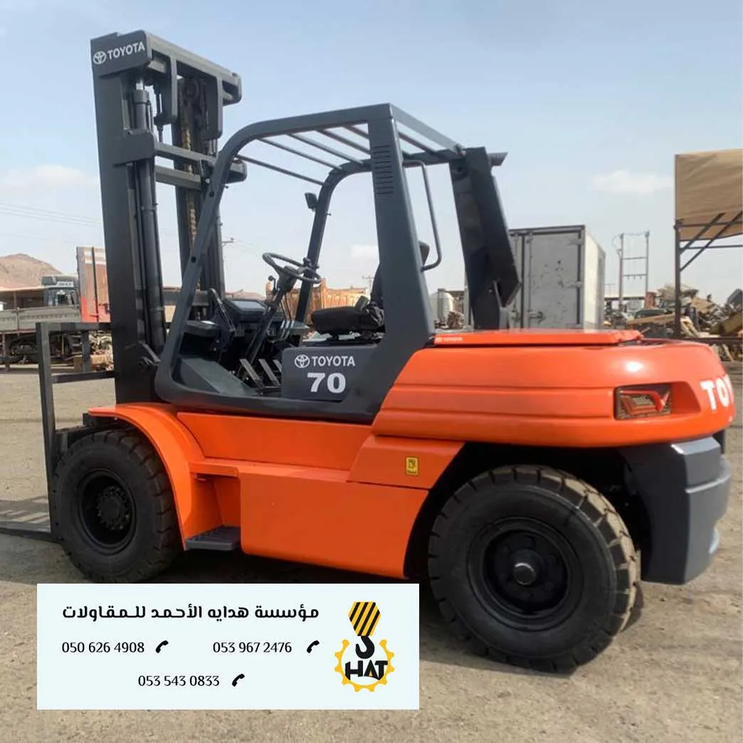 صورة مقربة لعامل ماهر يقود رافعة شوكية (فوركلفت)