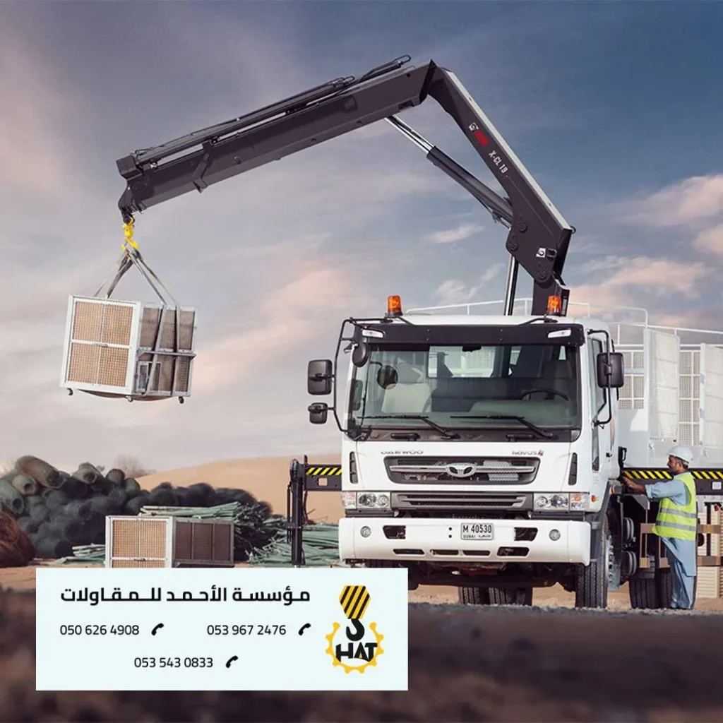 صورة مقسمة لكرين متنقل وكرين برجي (برج) في موقع بناء