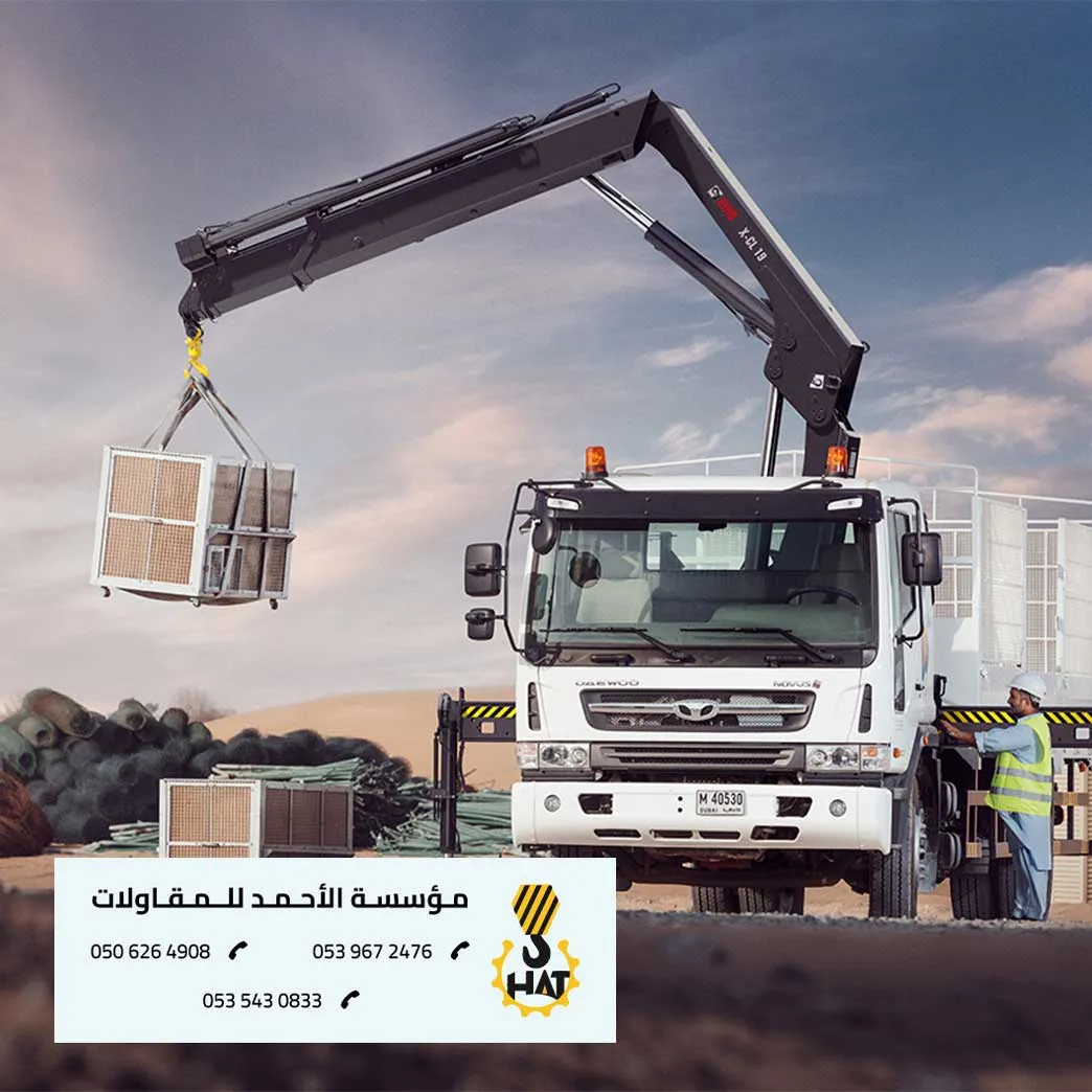 صورة مقسمة لكرين متنقل وكرين برجي (برج) في موقع بناء