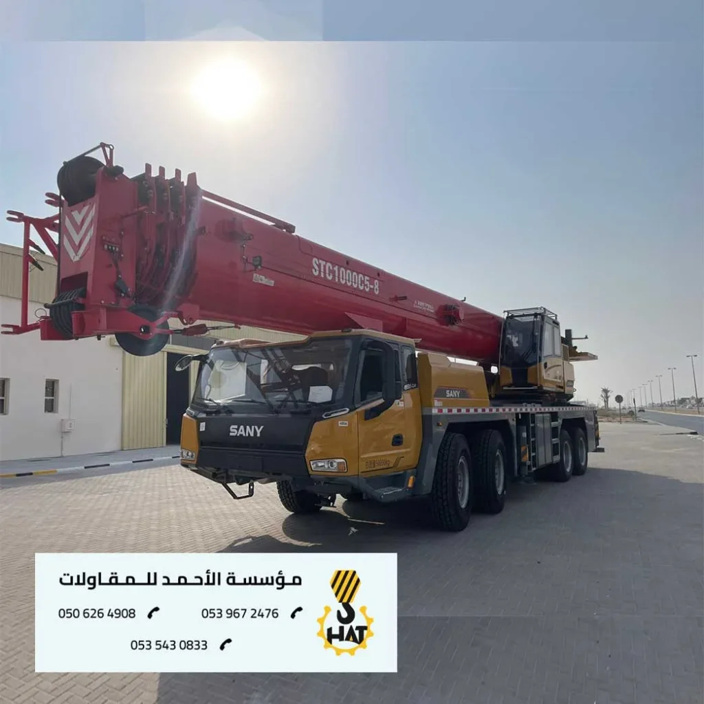 كرين متنقل (رافعة متحركة) يسير على الطريق داخل مدينة الرياض