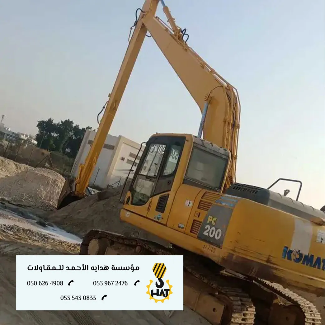 آلة حاسبة على مقربة من بكلين (حفار) صغير للإشارة إلى التوفير المالي