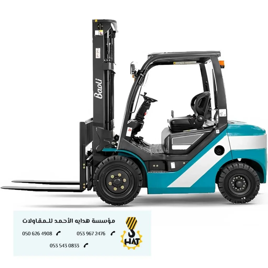 شاحنة نقل (لوبد) تقوم بتحميل رافعة شوكية (فوركلفت) استعداداً للتوصيل