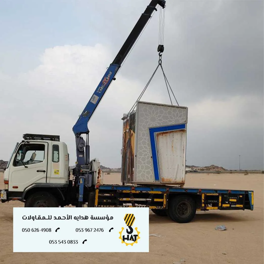 ونش (سطحة بونش) يقوم بإنزال حمولة في شارع ضيق بالرياض