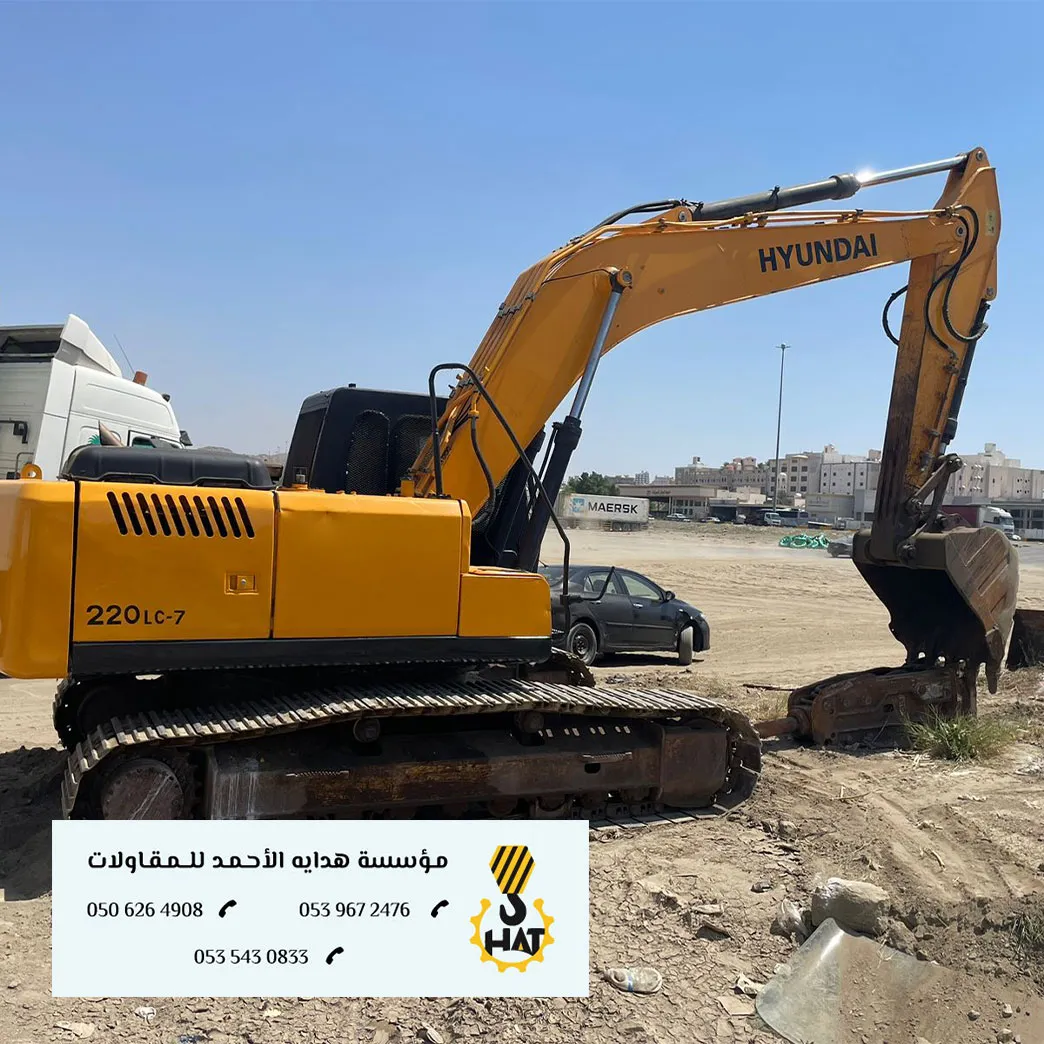 شاحنة (لوبد) تحمل بكلين (حفار) تسير بسرعة على طريق الرياض