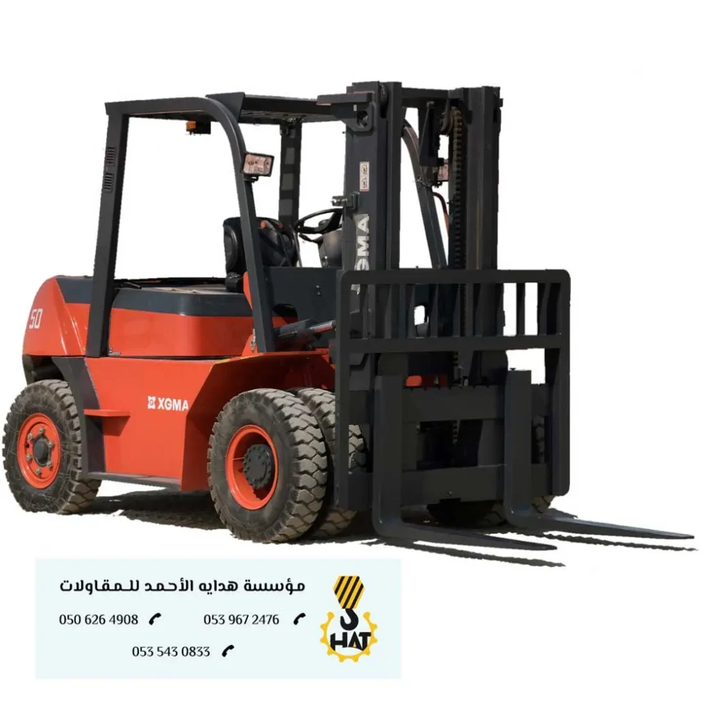 رجل أعمال يوقع على عقد إيجار لرافعة شوكية (فوركلفت)