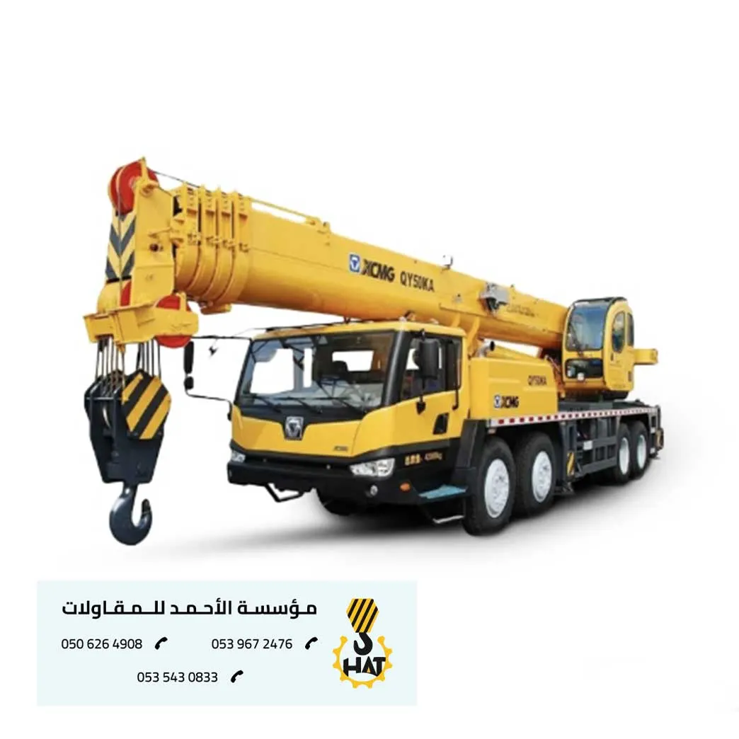 عامل سلامة (مراقب) يرتدي خوذة ويشير إلى كرين (رافعة)