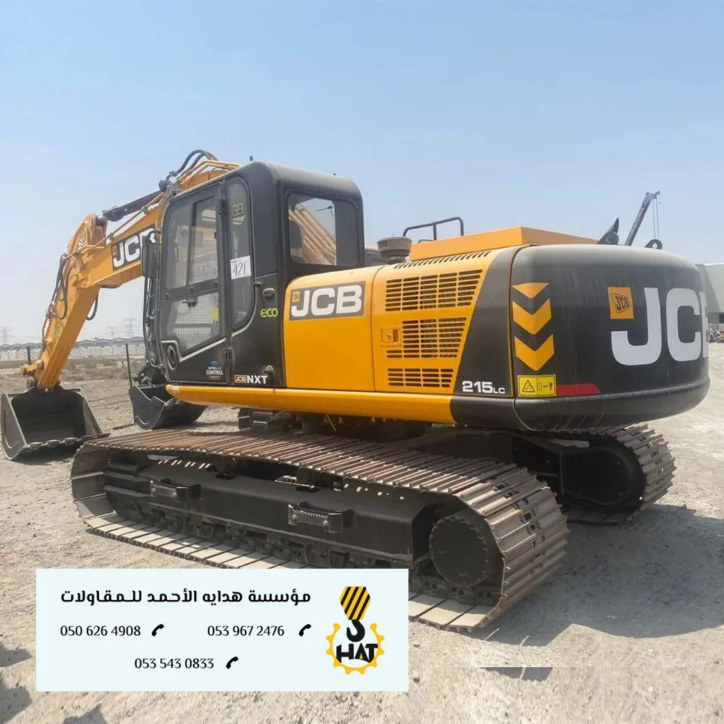 بكلين (حفار) مزود بملحق شاكوش يقوم بتكسير صخرة كبيرة