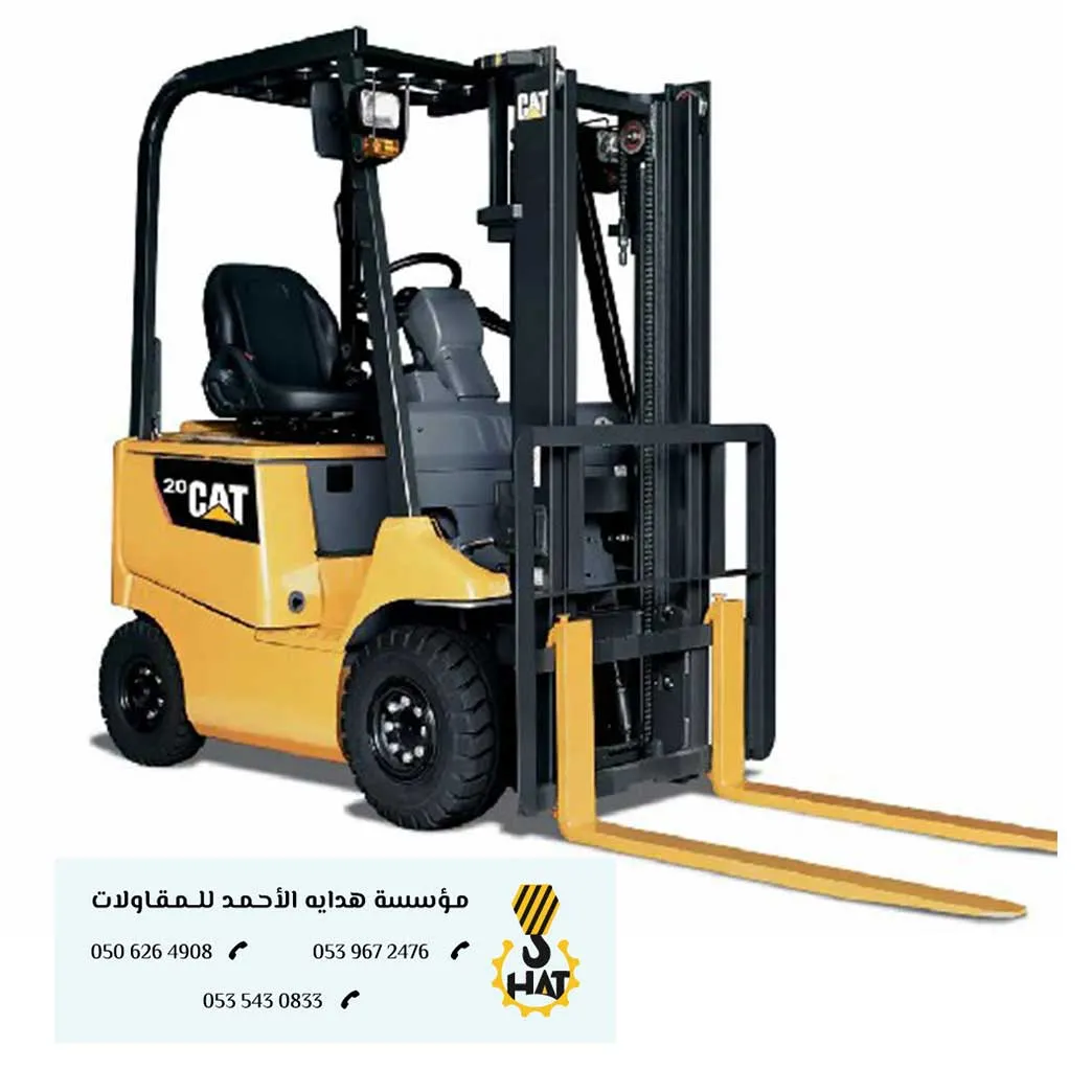 رافعتان شوكيتان (فوركلفت)، إحداهما كهربائية والأخرى ديزل، داخل وخارج مستودع