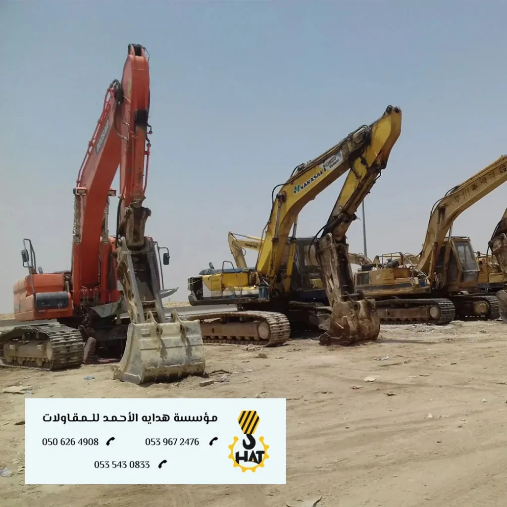 بكلين (حفار) يحفر خندقاً عميقاً لمد خط أنابيب في شارع بالرياض