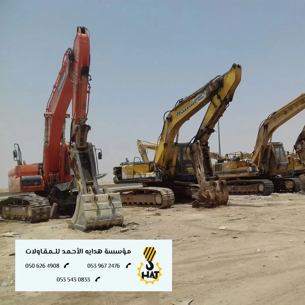 بكلين (حفار) يحفر خندقاً عميقاً لمد خط أنابيب في شارع بالرياض