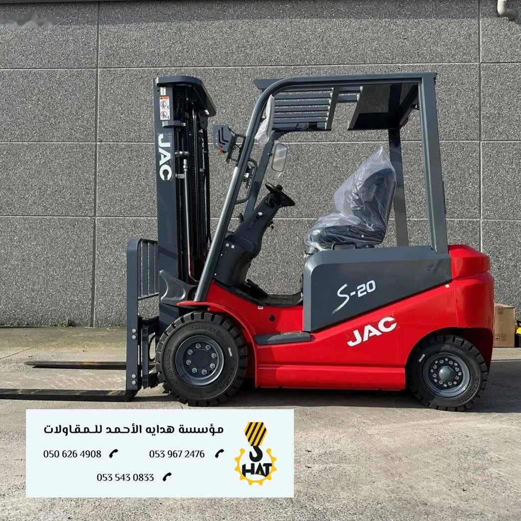 فني صيانة يقوم بفحص رافعة شوكية (فوركلفت) في موقع العمل