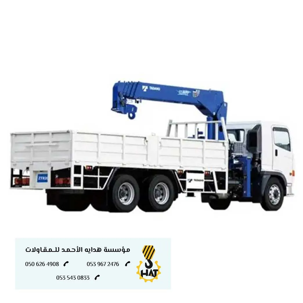 لوحة إرشادية للسلامة في موقع إنشاء تحوي صوراً لكرينات وونشات