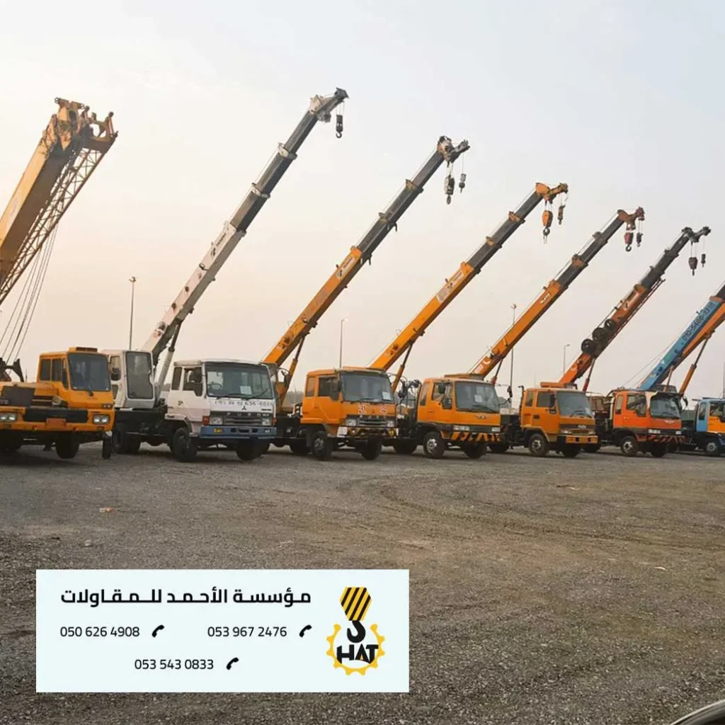 كرين ضخم جداً (عملاق) ذو عجلات متعددة يقوم برفع آلة صناعية ضخمة