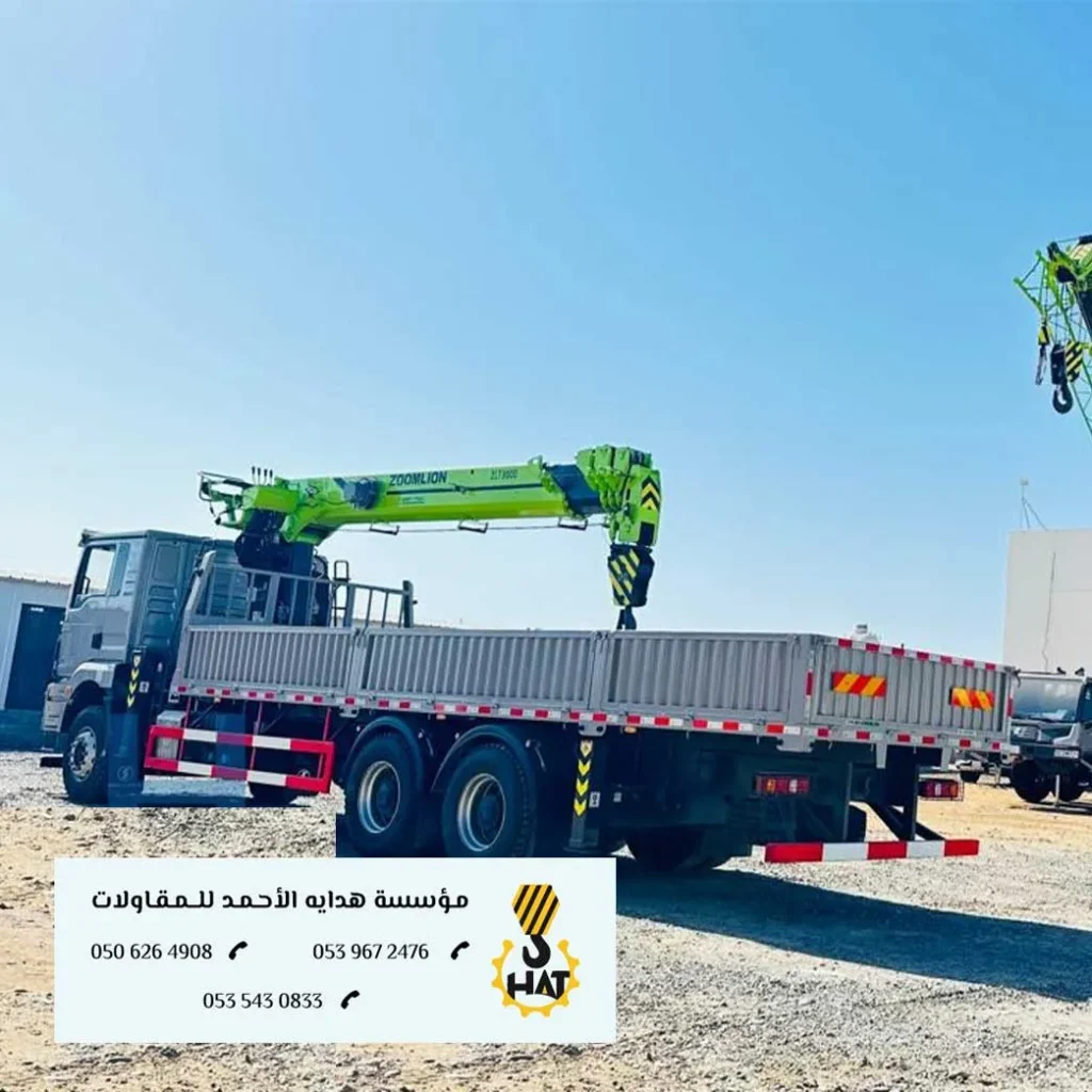 سطحة (تراكتور) تقوم بسحب شاحنة معطلة من جانب الطريق