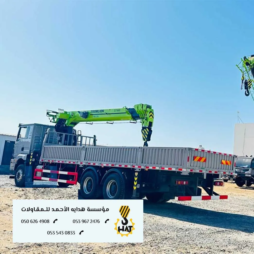 سطحة (تراكتور) تقوم بسحب شاحنة معطلة من جانب الطريق