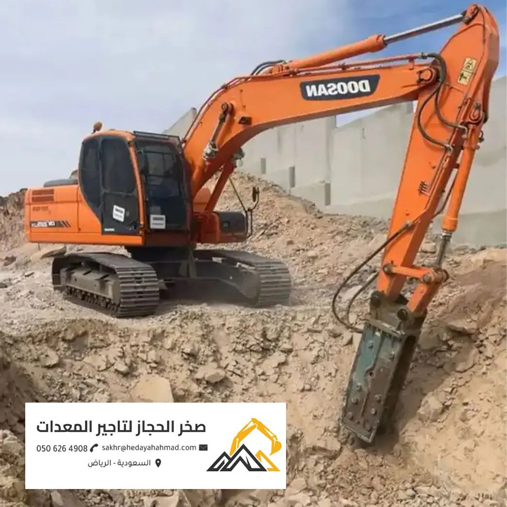 بكلين (حفار) أصفر يقوم بالحفر في موقع إنشاء بالرياض